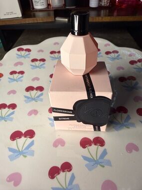Viktor & Rolf Flowerbomb Extreme Pink Geometric Bottle with Black Cap